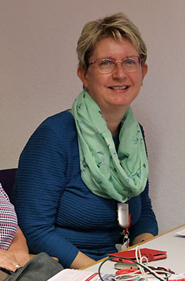 Claudia mit umgehängtem Neckloop, um die Sprache bestens zu vwerstehen
